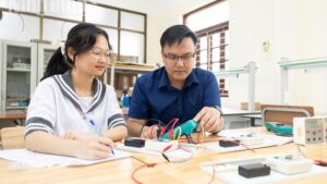 Nữ sinh Nguyễn Thị Bích Ngọc chinh phục Huy chương Vàng Olympic Vật lý quốc tế nhờ quá trình rèn luyện bền bỉ và sự đồng hành của thầy cô.