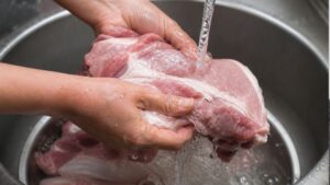Rửa thịt sống trước khi nấu có thể làm phát tán vi khuẩn trong bếp. Chuyên gia chỉ ra cách sơ chế an toàn để bảo vệ sức khỏe.