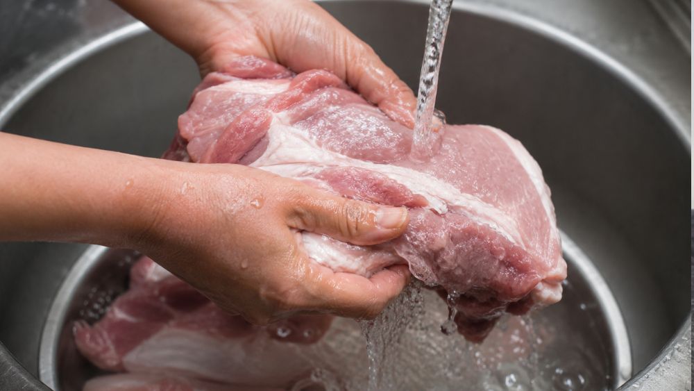Rửa thịt sống trước khi nấu có thể làm phát tán vi khuẩn trong bếp. Chuyên gia chỉ ra cách sơ chế an toàn để bảo vệ sức khỏe.