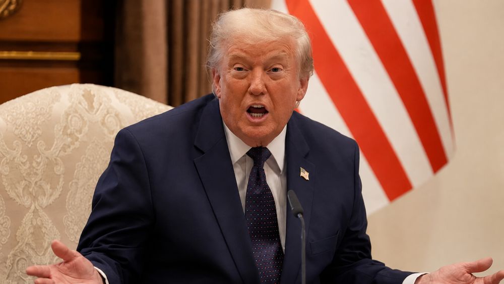 Ông Trump tiếp tục đề cập việc kiểm soát Greenland và bày tỏ thất vọng với NATO tại hội nghị ở Thổ Nhĩ Kỳ.