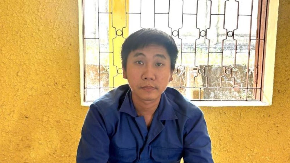 Cán bộ địa chính Võ Hoàn Thiện bị tạm giam để điều tra vụ án lừa đảo chiếm đoạt tài sản, thu hút sự quan tâm của dư luận.