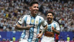 Bàn thắng quyết định của Enzo Fernandez giúp Argentina thắng Ai Cập 3-2 gây tranh cãi lớn vì nghi vấn phạm lỗi. Xem diễn biến kịch tính tại Dân trí.