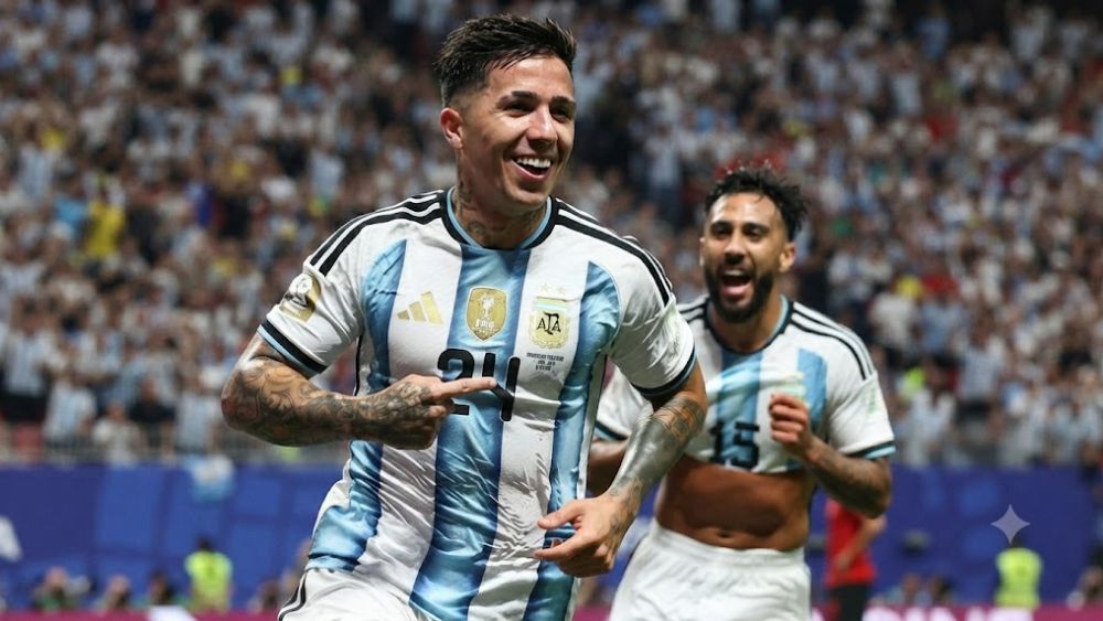 Bàn thắng quyết định của Enzo Fernandez giúp Argentina thắng Ai Cập 3-2 gây tranh cãi lớn vì nghi vấn phạm lỗi. Xem diễn biến kịch tính tại Dân trí.