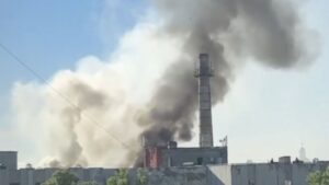 Ukraine tấn công nhà máy lọc dầu sâu trong lãnh thổ Nga, trong khi Matxcơva khẩn trương nhập thêm dầu. Xem diễn biến mới nhất.
