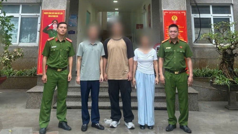 Nam sinh năm cuối suýt trở thành nạn nhân của chiêu trò "bắt cóc online" được công an hỗ trợ trở về an toàn cùng gia đình.