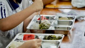 Hà Nội sẽ huy động phụ huynh tham gia giám sát bữa ăn bán trú, tăng cường kiểm tra chất lượng và an toàn thực phẩm tại trường học