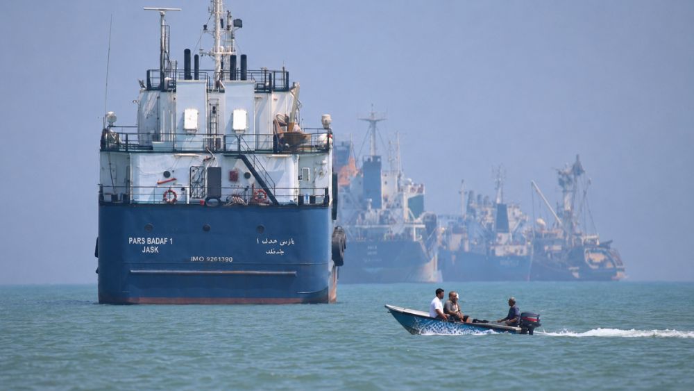 Bất ổn tại eo biển Hormuz làm gia tăng nguy cơ thiếu hụt dầu sau lệnh ngừng bắn Mỹ - Iran. Xem tác động đến thị trường năng lượng.