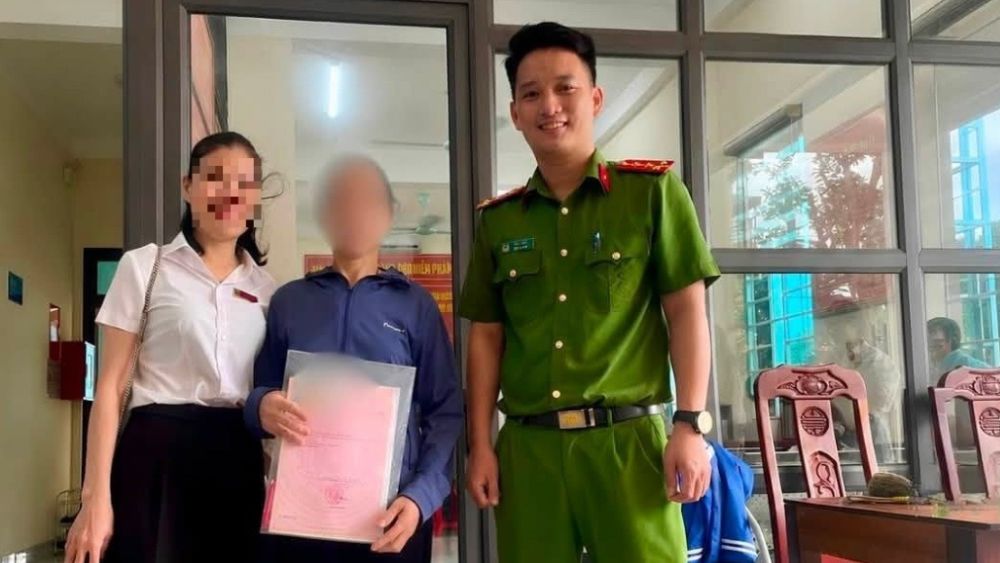 Người phụ nữ 51 tuổi suýt vay 100 triệu đồng bằng sổ đỏ để nhận kiện hàng 800.000 USD, may mắn được ngân hàng và công an ngăn chặn.