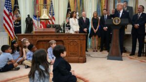 Ông Trump triển khai chương trình cấp 1.000 USD cho mỗi trẻ sơ sinh Mỹ đầu tư chứng khoán, kỳ vọng thúc đẩy tích lũy tài sản từ sớm.