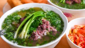 Ẩm thực vỉa hè Hà Nội với bát phở truyền thống góp phần tạo nên sức hút văn hóa và giá trị kinh tế đặc sắc. Khám phá câu chuyện phía sau.