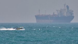 Ba tàu hàng trúng tập kích tại eo biển Hormuz trong 24 giờ, làm dấy lên lo ngại về an ninh hàng hải tại tuyến vận tải chiến lược.