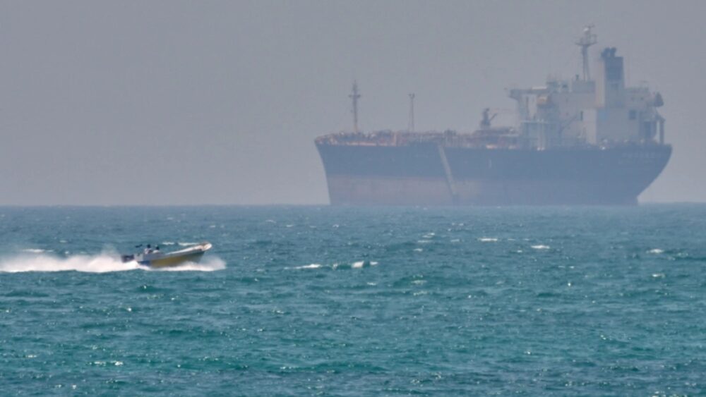 Ba tàu hàng trúng tập kích tại eo biển Hormuz trong 24 giờ, làm dấy lên lo ngại về an ninh hàng hải tại tuyến vận tải chiến lược.