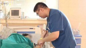 Thiếu niên 15 tuổi đột quỵ não khi đang trong nhà vệ sinh. Bác sĩ cảnh báo dấu hiệu nhận biết sớm để can thiệp kịp thời.