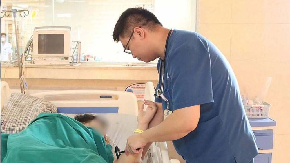 Thiếu niên 15 tuổi đột quỵ não khi đang trong nhà vệ sinh. Bác sĩ cảnh báo dấu hiệu nhận biết sớm để can thiệp kịp thời.
