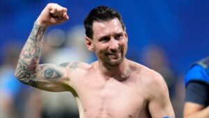 Messi bật khóc sau trận đấu khi Argentina rơi vào tình thế khó khăn, diễn biến gây chú ý với người hâm mộ bóng đá.