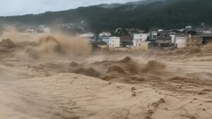 Mưa lớn sau bão Maysak làm vỡ đập một hồ chứa ở miền nam Trung Quốc, nhiều hồ khác báo động đỏ, chính quyền khẩn cấp sơ tán dân.