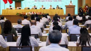 Chính phủ yêu cầu xử lý nghiêm hành vi tăng giá bất hợp lý, trục lợi khi giá xăng dầu giảm nhằm ổn định thị trường và bảo vệ người dân.