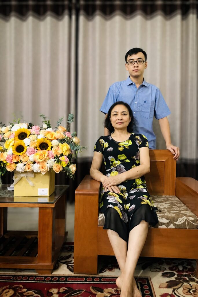 Bà Trần Thị Tâm chụp ảnh cùng con trai tại nhà, khoảnh khắc sinh hoạt gia đình trong cuộc sống thường ngày của bà chủ tiệm thuốc Chợ Vinh.