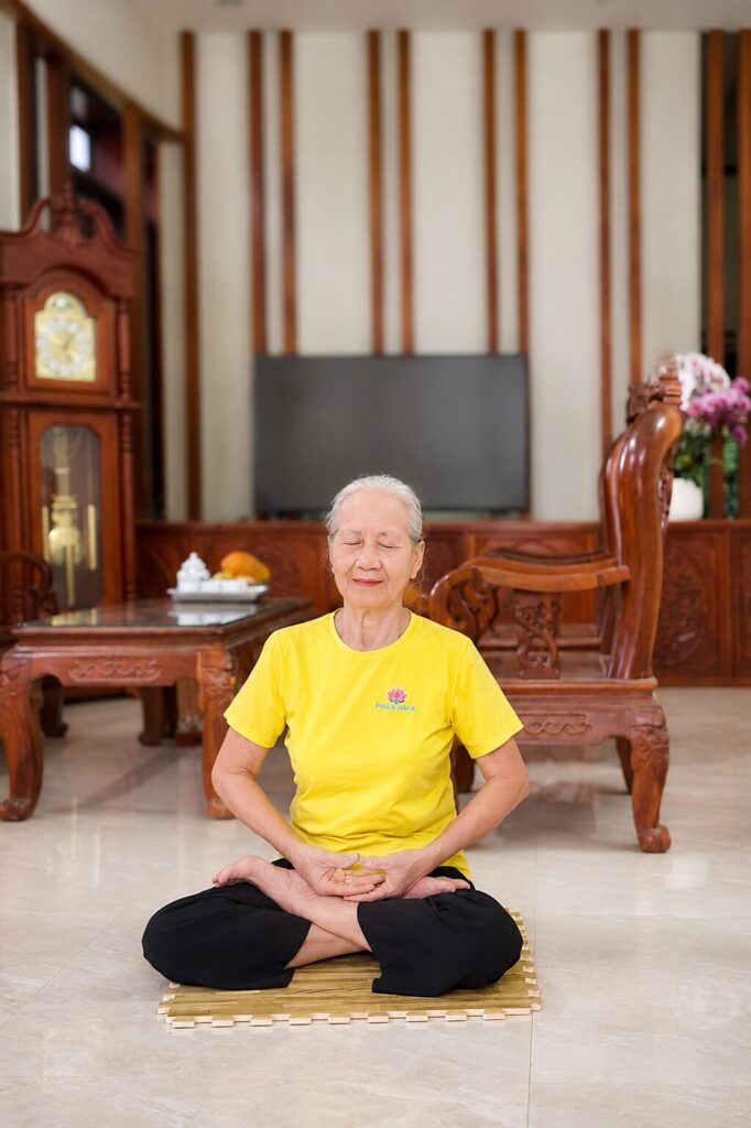 Bà Nguyễn Thị Sinh ngồi thiền trong phòng khách tại nhà riêng ở xã Biện Thượng, huyện Vĩnh Lộc, Thanh Hóa, minh họa sinh hoạt thường ngày của nhân vật.