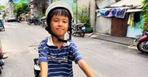 Cậu bé bán trứng dạo bằng thơ gây chú ý tại TP HCM với cách mưu sinh hồn nhiên, truyền cảm hứng về nghị lực và sự lạc quan.