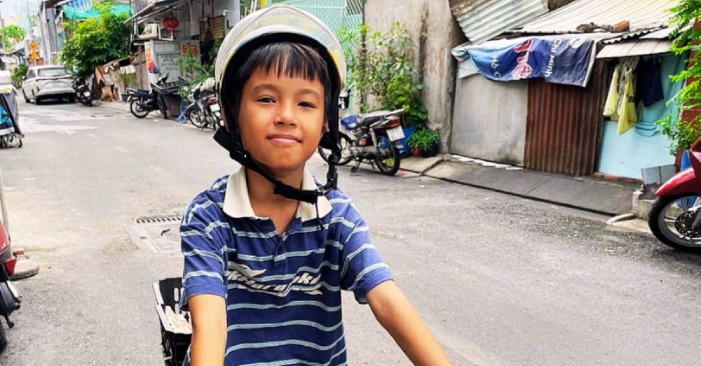 Cậu bé bán trứng dạo bằng thơ gây chú ý tại TP HCM với cách mưu sinh hồn nhiên, truyền cảm hứng về nghị lực và sự lạc quan.