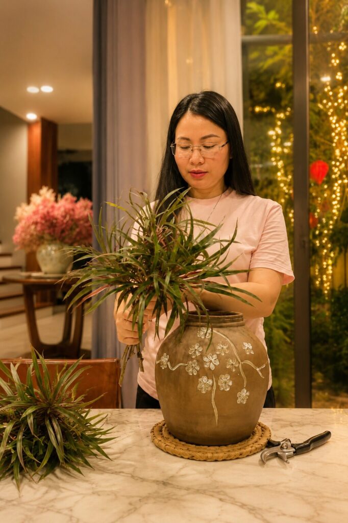 Chị Thủy Vĩnh Phúc chăm sóc cây cảnh tại nhà sau giờ làm, hình ảnh gắn với nhịp sống thường ngày của nhân vật.