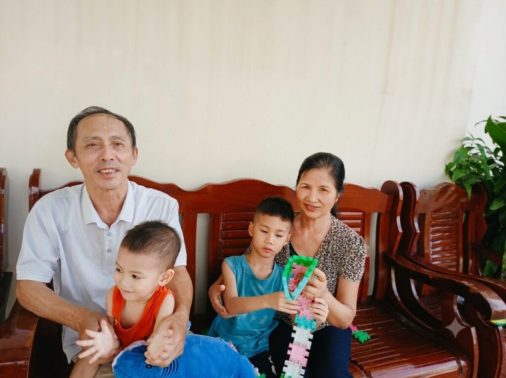 Cô giáo Bùi Thị Hà quây quần cùng chồng và các cháu tại nhà ở Hiệp Hòa, phản ánh cuộc sống gia đình sau hành trình cô giáo vượt qua bệnh tật hiểm nghèo.