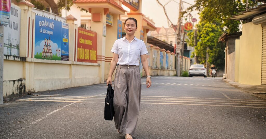 Cô giáo Nguyễn Thị Ánh Văn trên đường đến trường tại Mê Linh, Hà Nội. Sau nhiều năm gắn bó với Pháp Luân Công, cô duy trì cuộc sống bình dị và công việc giảng dạy.