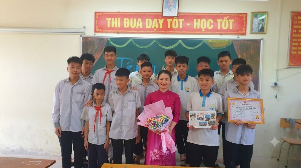 Nguyễn Thị Ánh Văn cùng học sinh tại lớp học ở Mê Linh, Hà Nội. Công việc giảng dạy là hoạt động gắn bó của cô sau nhiều năm thực hành Pháp Luân Công.