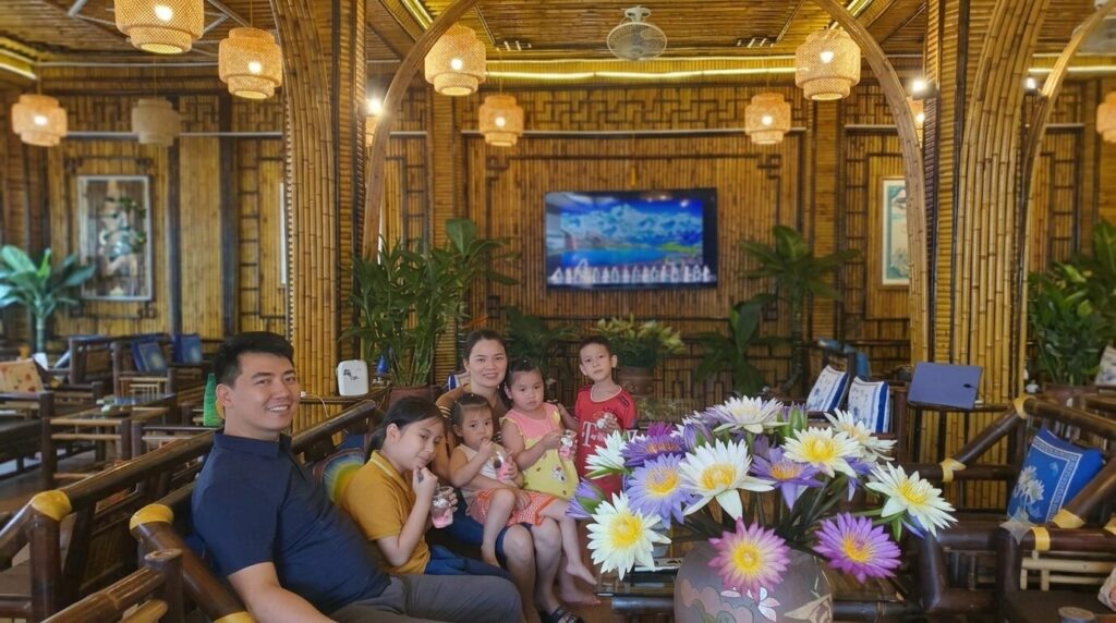 Gia đình Nguyễn Thị Ánh Văn quây quần trong một buổi gặp mặt. Bài viết ghi lại cuộc sống đời thường của cô sau nhiều năm thực hành Pháp Luân Công.