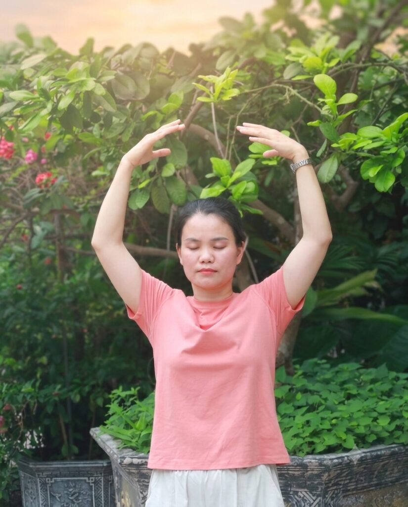 Nguyễn Thị Ánh Văn thực hiện bài công pháp của Pháp Luân Công tại khu vườn gần nhà, duy trì thói quen luyện công trong sinh hoạt hằng ngày.
