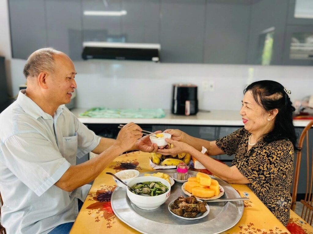 Bữa cơm của vợ chồng cô giáo Trần Thị Yên trong bài viết Cuộc đời thứ hai cô giáo Trần Thị Yên, ghi lại khoảnh khắc sinh hoạt gia đình.