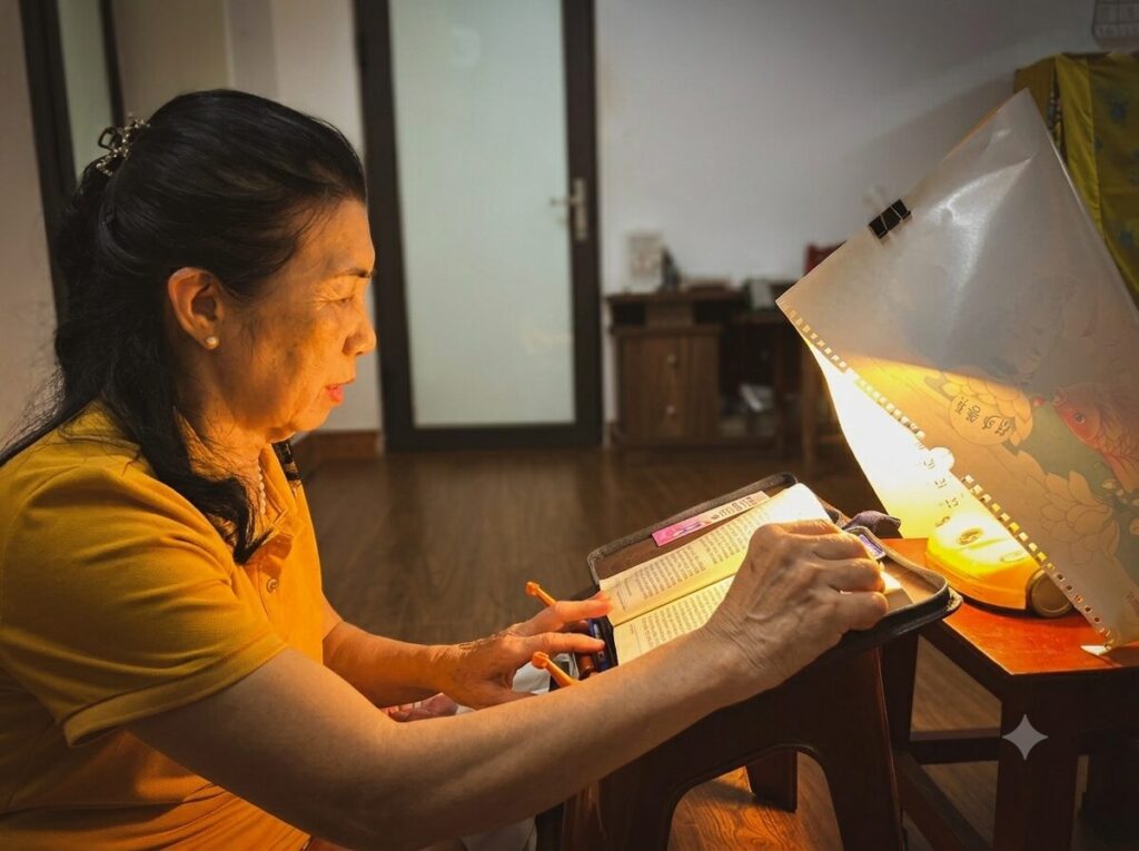 Cô giáo Trần Thị Yên đọc sách tại nhà trong bài viết Cuộc đời thứ hai cô giáo Trần Thị Yên, ghi lại sinh hoạt thường ngày của nhân vật.