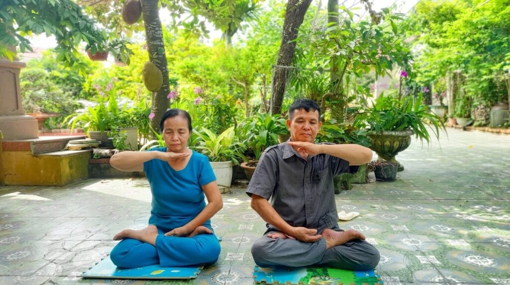 Bà Nguyễn Thị Thanh và chồng luyện công trong sân nhà tại xã Biện Thượng, Thanh Hóa, trong sinh hoạt hằng ngày của gia đình.