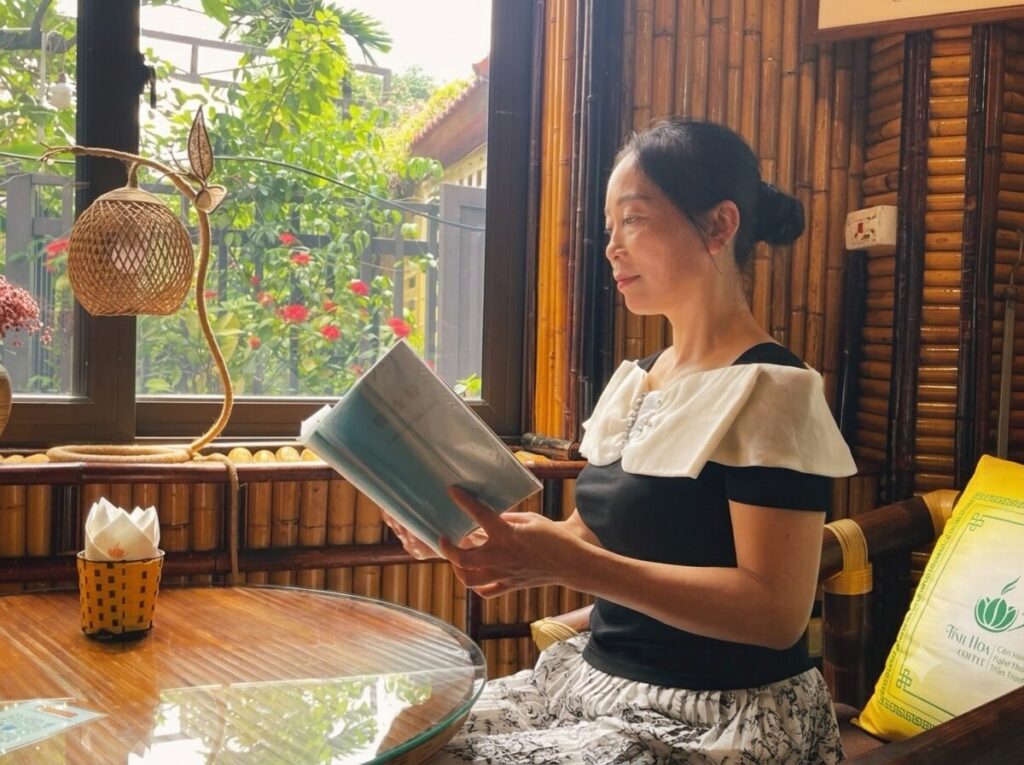 Hà Thị Ngọc Lan đọc sách tại quán cà phê ở Vĩnh Phúc, một hoạt động gắn với giai đoạn thay đổi trong cuộc sống của bà.