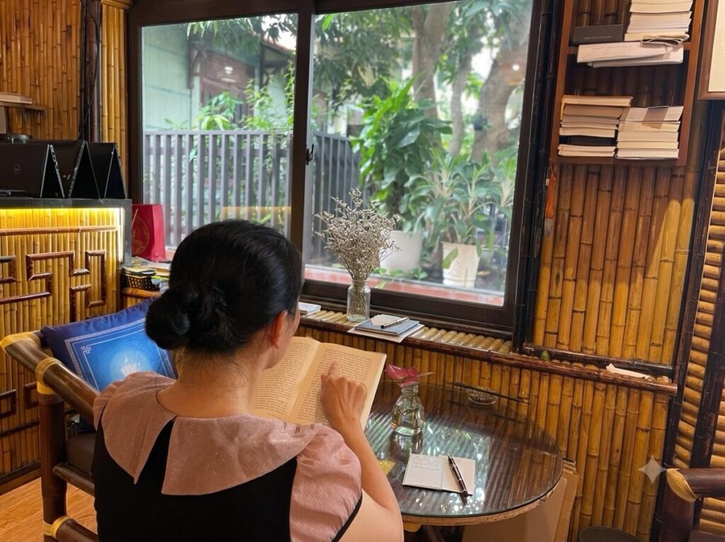 Hà Thị Ngọc Lan dành thời gian đọc sách tại quán cà phê ở Vĩnh Phúc trong nhịp sống thường ngày sau những biến cố đã trải qua.