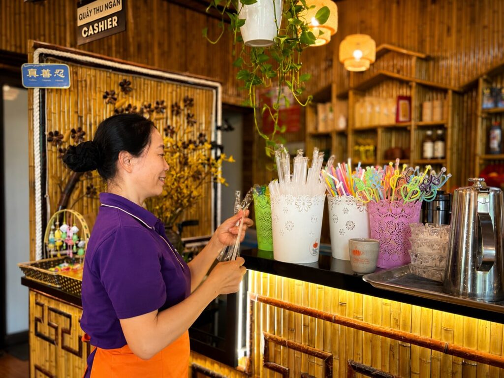 Hà Thị Ngọc Lan chuẩn bị vật dụng tại quầy pha chế quán cà phê ở Vĩnh Phúc, nơi bà làm việc sau khi chuyển sang cuộc sống mới.