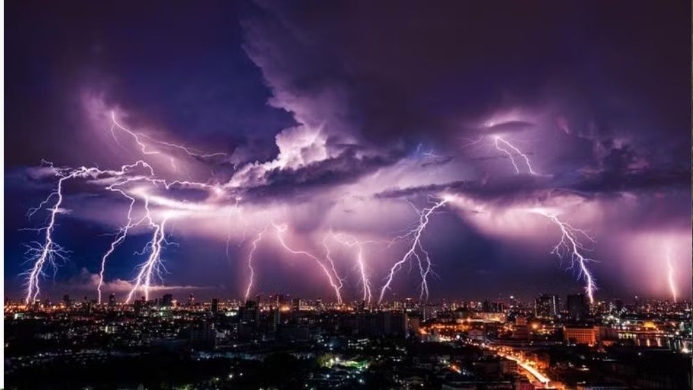 Hà Nội, Hưng Yên và Ninh Bình hứng hàng trăm cú sét trong đợt mưa dông rạng sáng 25/7. Xem diễn biến thời tiết mới nhất.