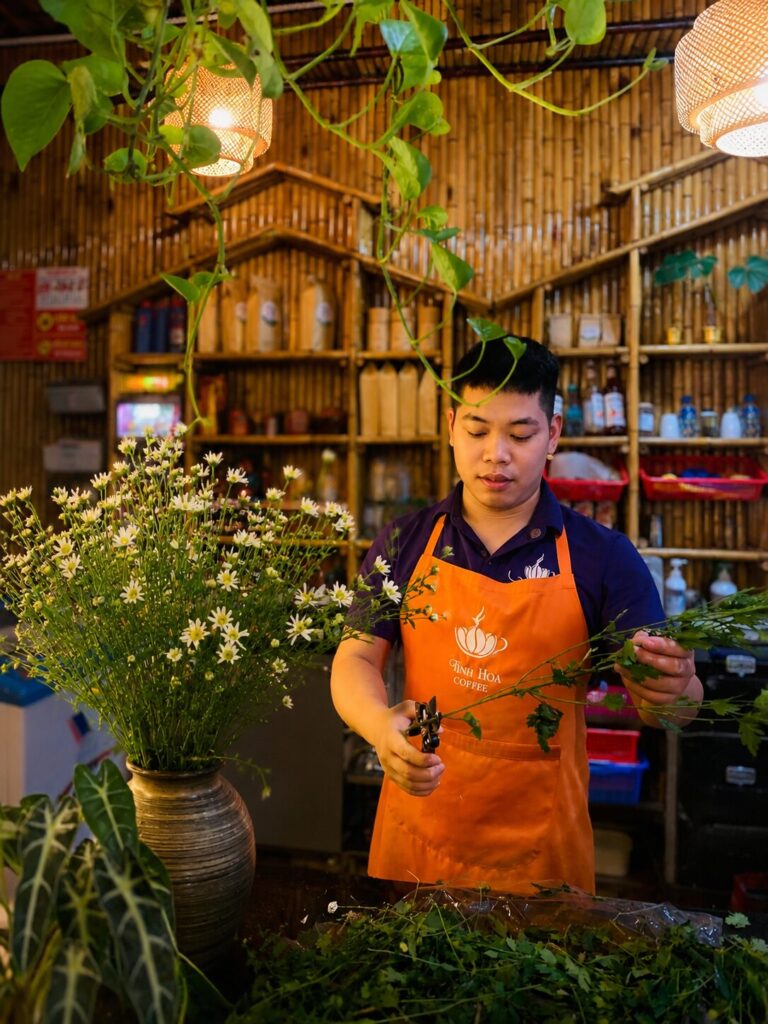 Nguyễn Văn Chiến chuẩn bị hoa trang trí tại Tinh Hoa Coffee, nơi anh làm việc sau khi xuất ngũ và bắt đầu cuộc sống mới được kể trong bài viết.