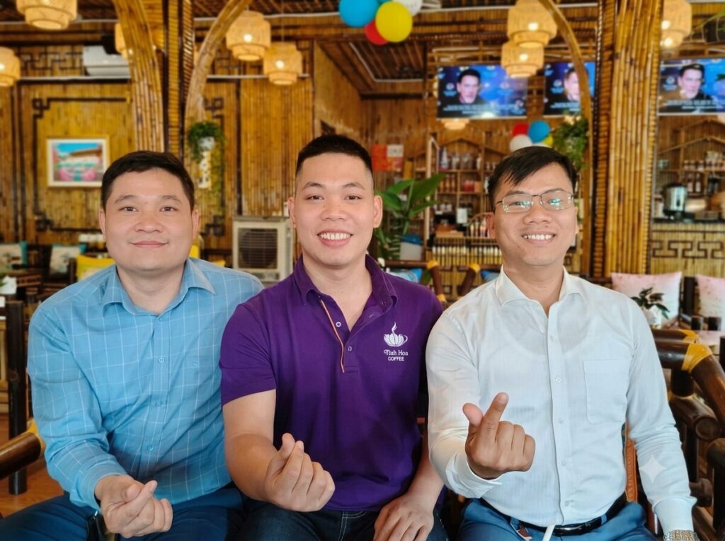 Nguyễn Văn Chiến chụp ảnh cùng khách tại Tinh Hoa Coffee, khép lại hành trình từ những năm tháng nổi loạn đến cuộc sống bình dị và công việc hiện tại.