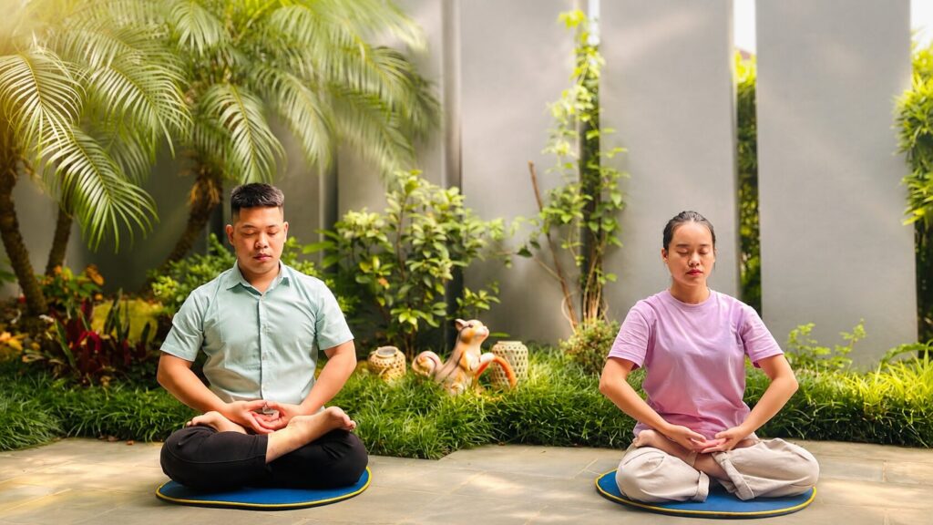 Nguyễn Văn Chiến và vợ luyện công ngoài trời, hình ảnh gắn với nếp sinh hoạt hằng ngày được nhắc đến trong hành trình tu luyện của nhân vật.