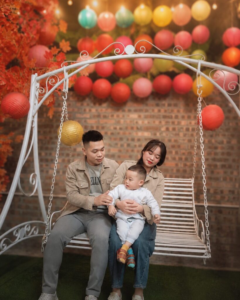Nguyễn Văn Chiến chụp cùng vợ và con sau khi hoàn thành nghĩa vụ quân sự, giai đoạn bắt đầu cuộc sống gia đình và công việc tại Tinh Hoa Coffee.