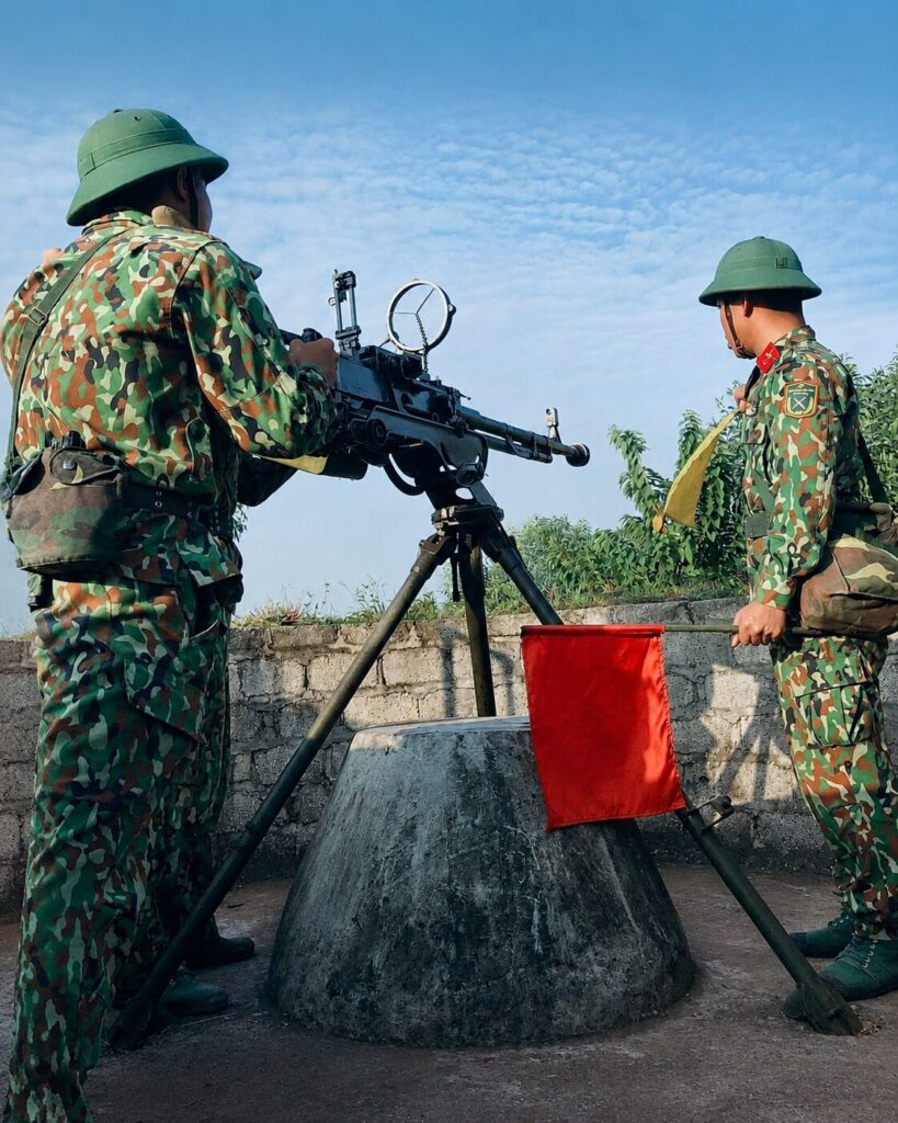 Nguyễn Văn Chiến cùng đồng đội thực hiện nhiệm vụ huấn luyện trong thời gian phục vụ tại đơn vị, giai đoạn được nhắc đến như một bước ngoặt trong bài viết.