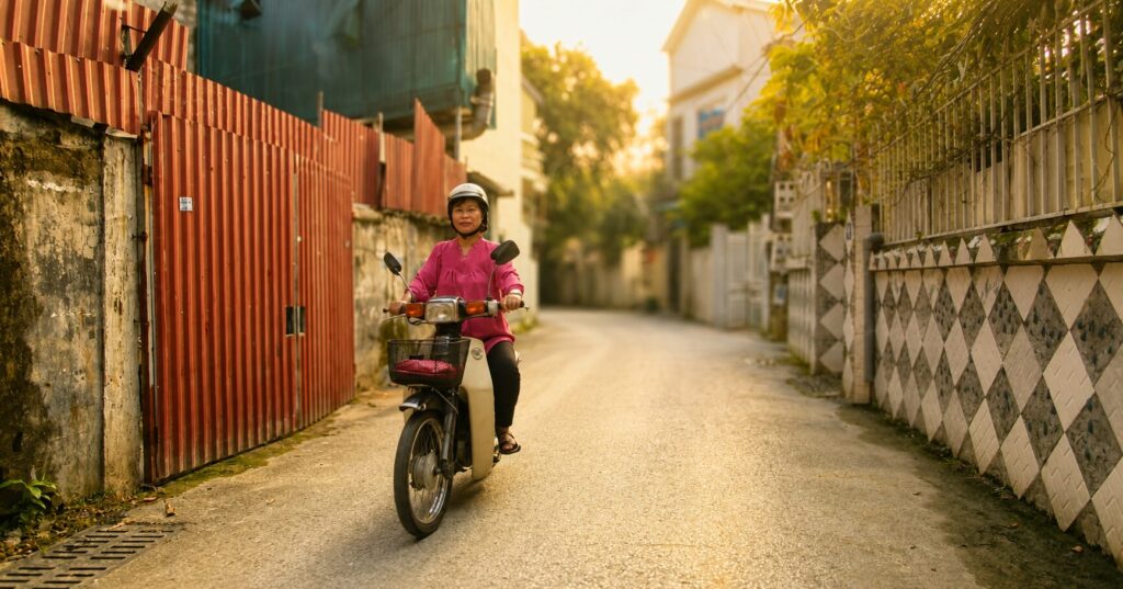 Bà Phan Thị Thanh Bình điều khiển xe máy trên con ngõ quen thuộc ở phường Vĩnh Phúc, mở đầu hành trình vượt qua khối u não và tìm lại bình yên.