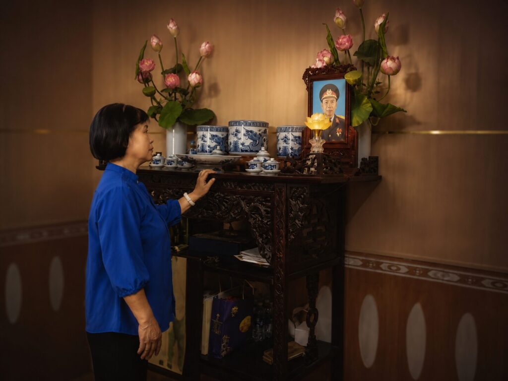 Bà Phan Thị Thanh Bình đứng trước bàn thờ chồng tại nhà riêng, hồi tưởng chặng đường gia đình sau những biến cố của cuộc đời.