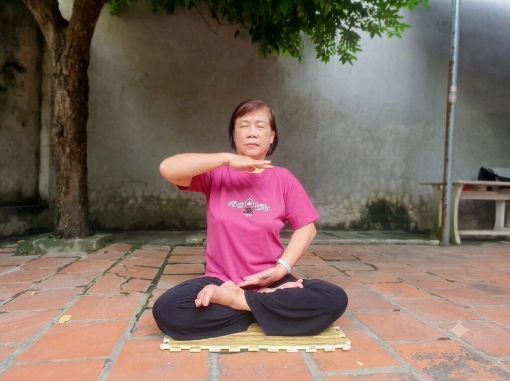 Bà Phan Thị Thanh Bình luyện công dưới tán cây trong sân nhà, khép lại hành trình vượt qua khối u não và hướng tới cuộc sống bình yên.