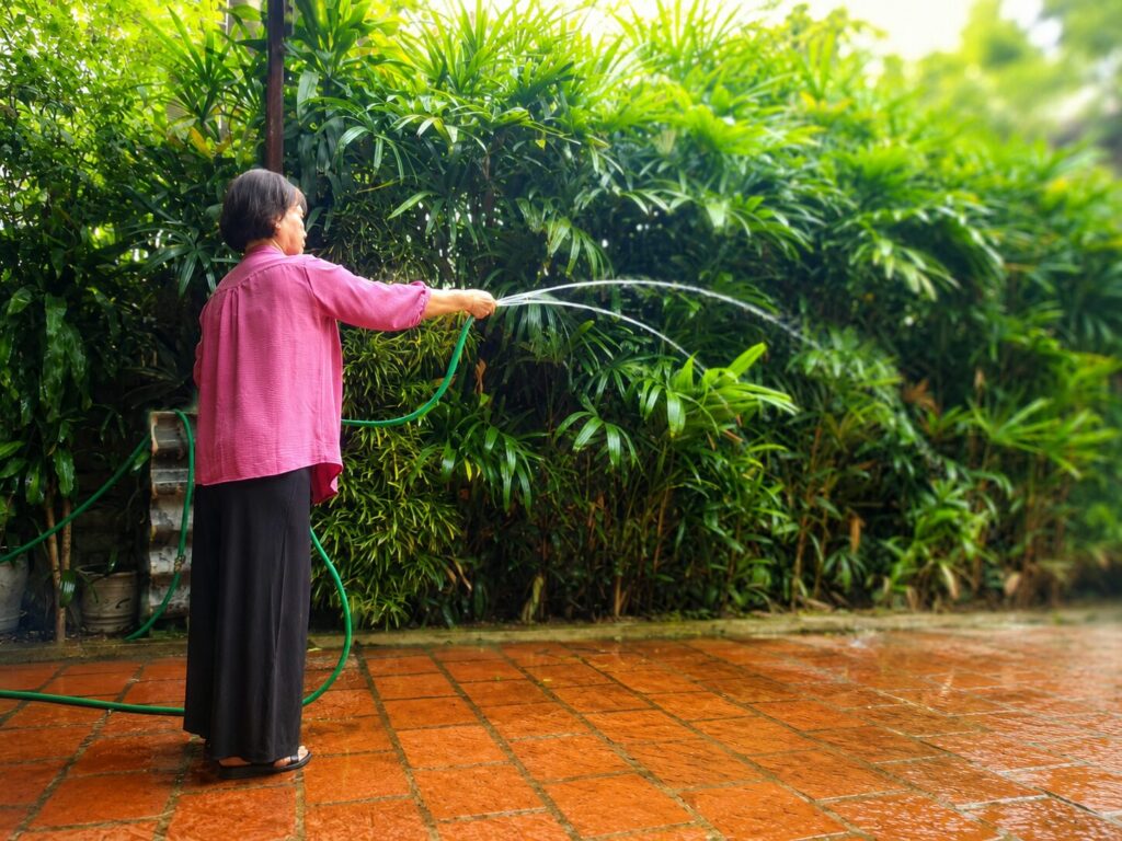 Bà Phan Thị Thanh Bình chăm sóc khu vườn tại nhà sau những biến cố sức khỏe, duy trì nhịp sống bình dị mỗi ngày.