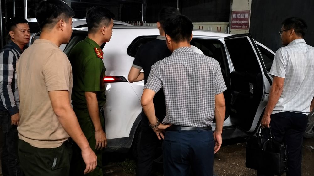 Khống chế, bắt giữ người đàn ông liên quan vụ lừa đảo hàng loạt ngay tại sân bay. Diễn biến vụ việc và thông tin điều tra mới nhất.