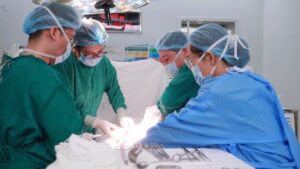 Người mẹ cao 1,2 m vượt thai kỳ nguy cơ cao, được bác sĩ phẫu thuật lấy thai an toàn, mẹ tròn con vuông.