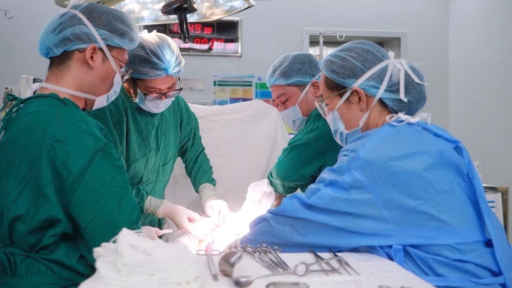 Người mẹ cao 1,2 m vượt thai kỳ nguy cơ cao, được bác sĩ phẫu thuật lấy thai an toàn, mẹ tròn con vuông.